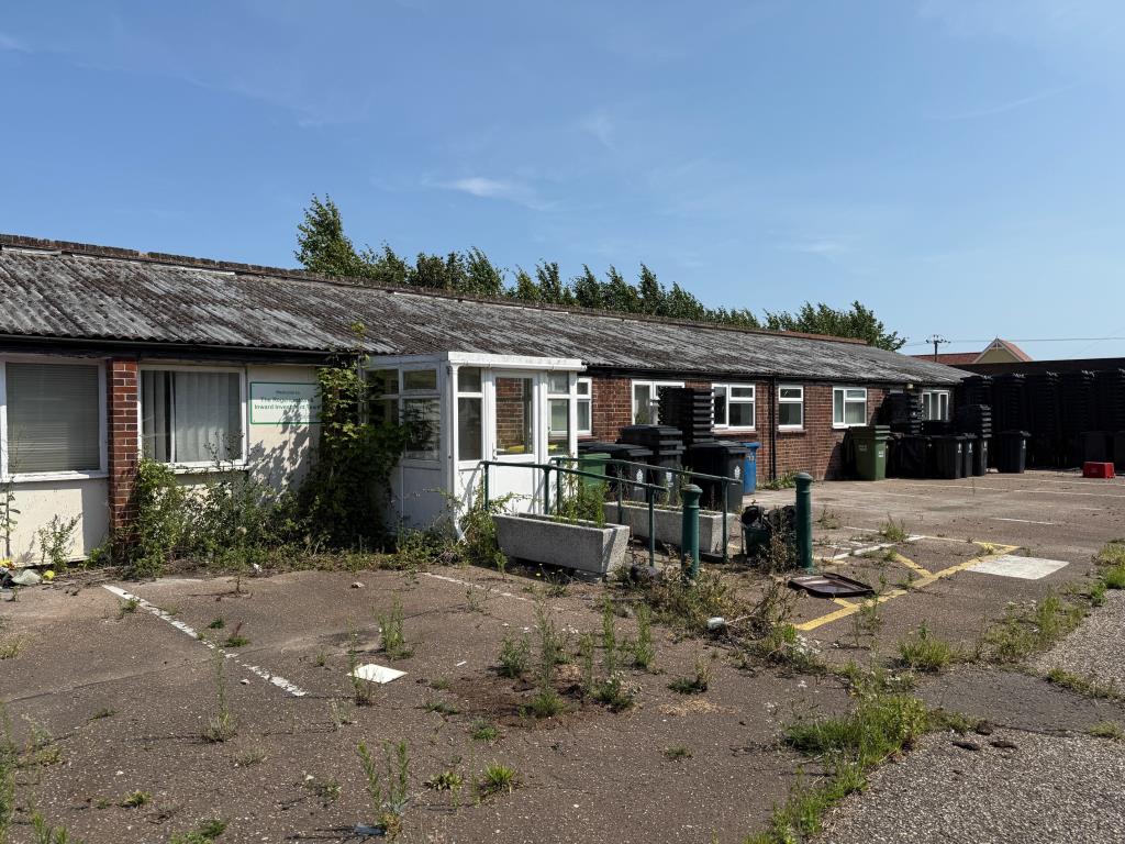 Lot: 41277 - TO BE OFFERERED IN OUR 30TH OCTOBER AUCTION - FORMER COUNCIL OFFICES & DEPOT WITH POTENTIAL - Additional offices on the left hand side of the site